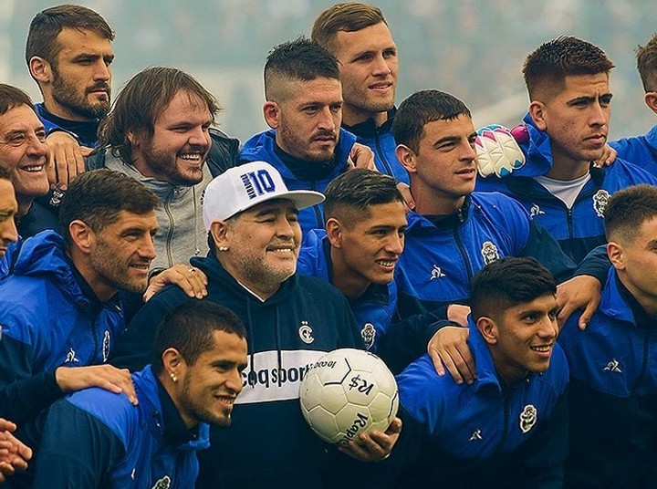 Maradona trénoval z trónu, vydržal len tri mesiace